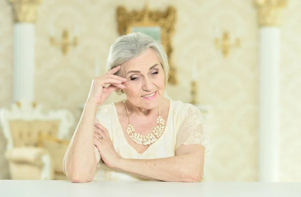 Porträt Einer Glücklichen Seniorin Die Hause Posiert — Stockfoto