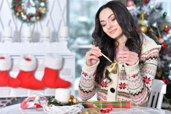 Retrato Una Mujer Sonriente Preparándose Para Navidad — Foto de Stock