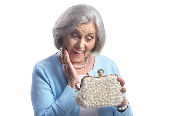 美丽的老年妇女纵向看她的钱包在白色背景 — 图库照片