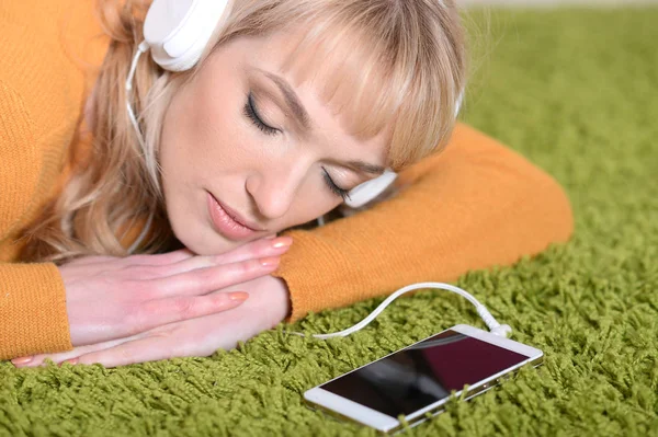 Joven Hermosa Mujer Escuchando Música Casa Suelo —  Fotos de Stock