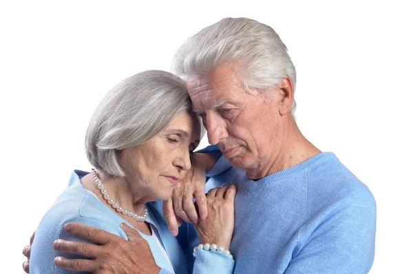 Portret Van Triest Senior Paar Knuffelen Geïsoleerd Witte Achtergrond — Stockfoto