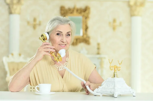 Portret Van Mooie Senior Vrouw Praten Retro Telefoon Thuis — Stockfoto