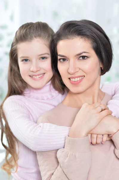 Retrato Cerca Una Chica Encantadora Con Mamá Casa — Foto de Stock