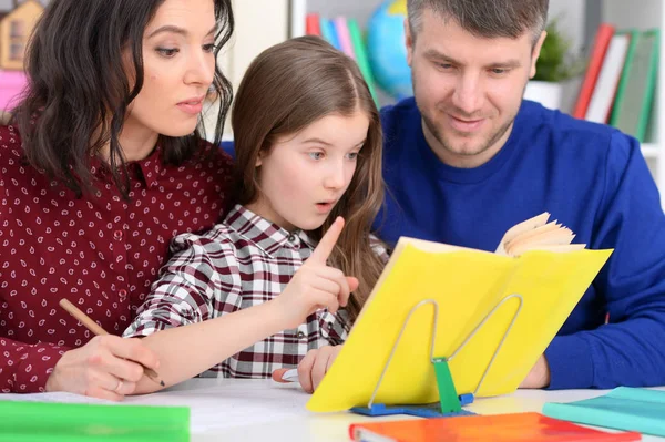 Ouders en dochter kijken naar globe — Stockfoto