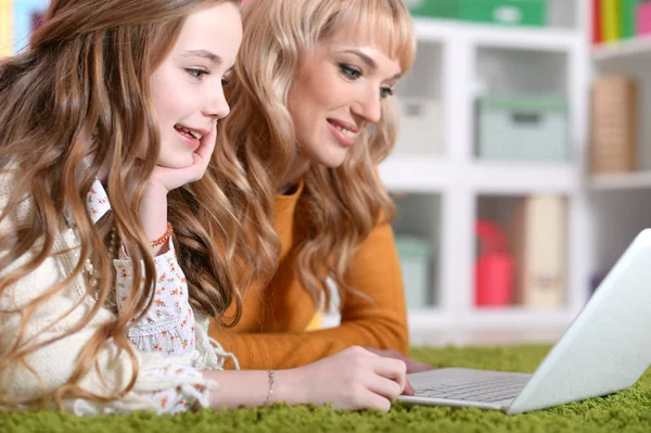 Jovem Com Menina Usando Laptop Casa Chão — Fotografia de Stock