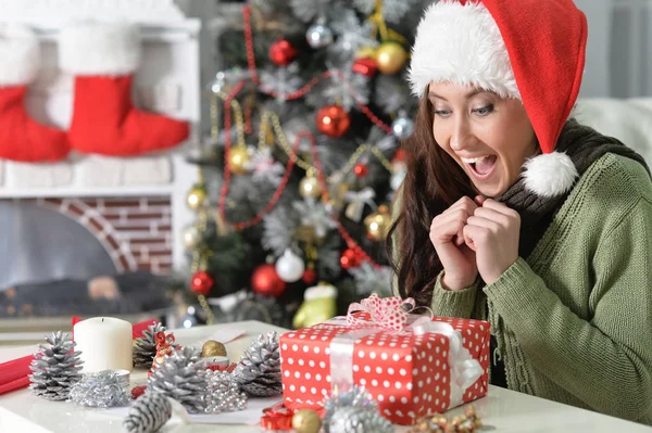 Flickan förbereder sig för jul — Stockfoto
