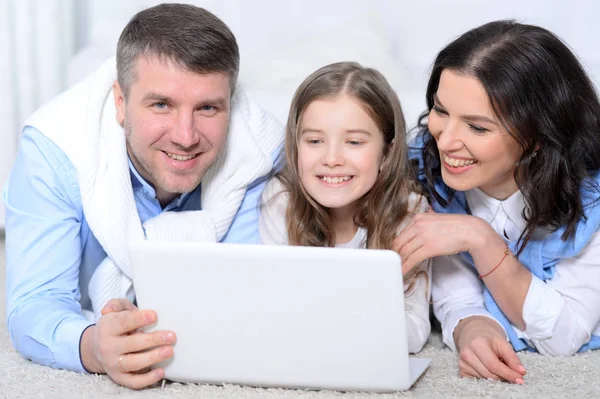 Föräldrar Och Dotter Använder Laptop Rummet — Stockfoto