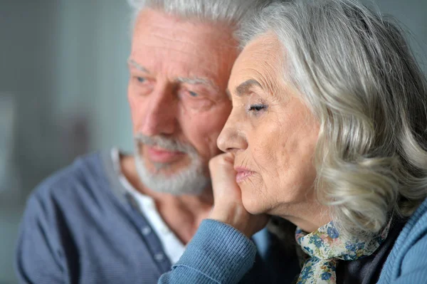 Portrait Triste Couple Personnes Âgées Posant Maison — Photo