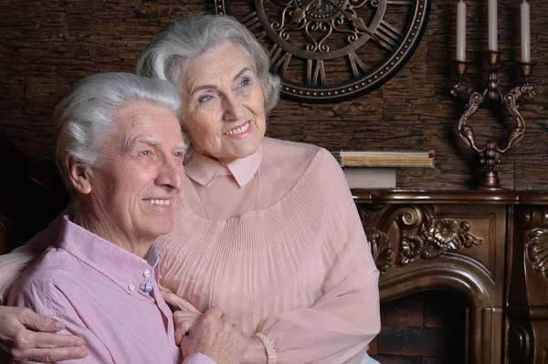 Retrato Casal Idosos Felizes Posando Casa — Fotografia de Stock