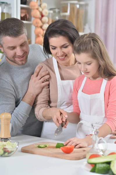 Ung Familj Matlagning Tillsammans Kök — Stockfoto