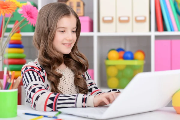 Menina Usando Laptop Moderno Seu Quarto — Fotografia de Stock