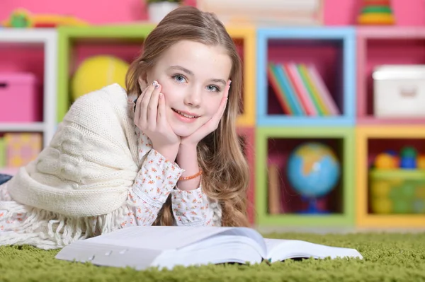 Menina Feliz Bonito Estudar Casa — Fotografia de Stock