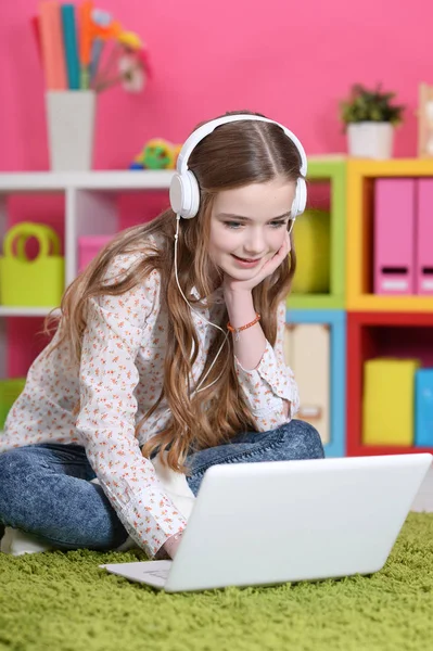 Retrato Menina Bonito Usando Laptop — Fotografia de Stock