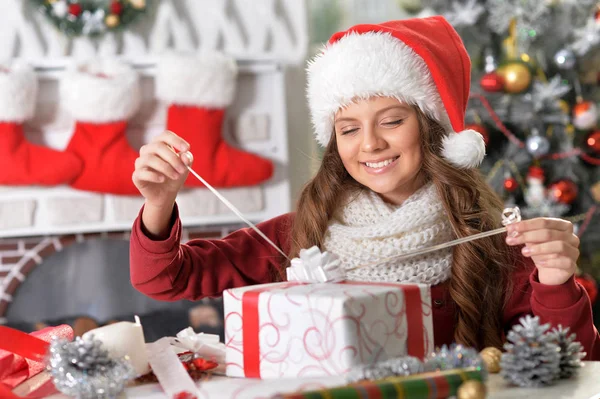 Mädchen mit Weihnachtsgeschenk — Stockfoto