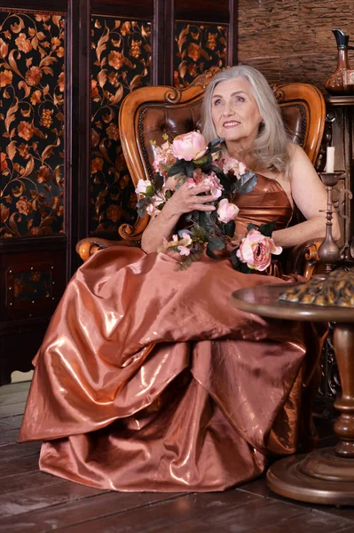 Beautiful Senior Woman Golden Dress Vintage Chair Flowers — Stock Photo, Image