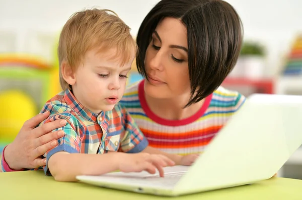 Madre e hijo usando un portátil moderno —  Fotos de Stock