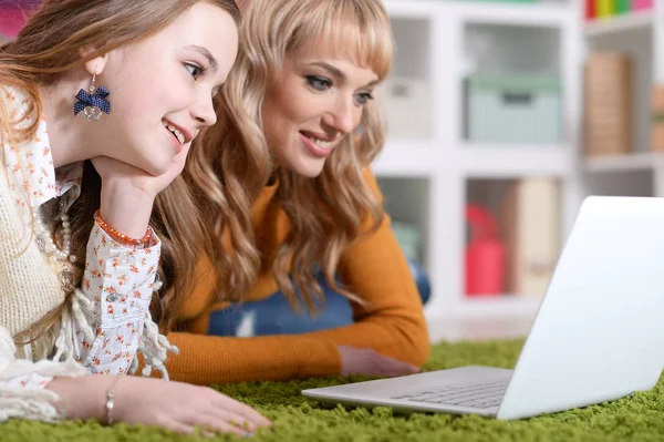 Jovem Com Menina Usando Laptop Casa Chão — Fotografia de Stock