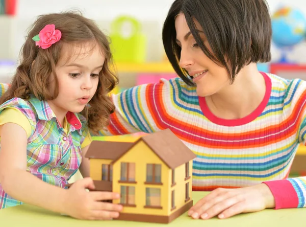 Jonge moeder met kleine dochter spelen — Stockfoto