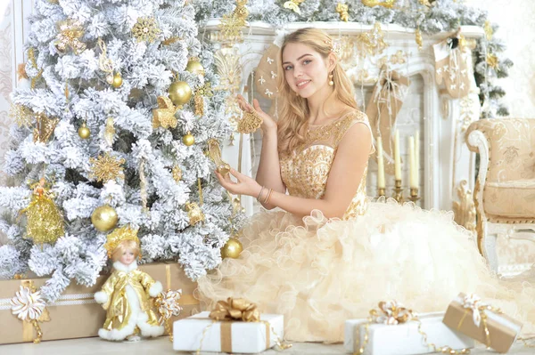 Hermosa Joven Mujer Decorando Árbol Navidad —  Fotos de Stock