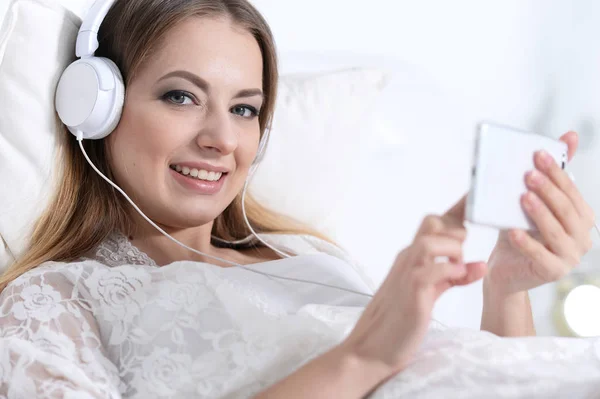 Hermosa Mujer Joven Escuchando Música Con Teléfono Inteligente —  Fotos de Stock