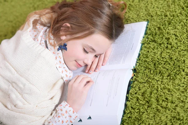 Söt Trött Skolflicka Sover Efter Att Studerat Hemma — Stockfoto