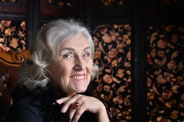Portrét Senior Usmívající Žena Boa Pózování Doma — Stock fotografie
