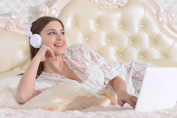 Молодая Красивая Женщина Слушает Музыку Дома — стоковое фото