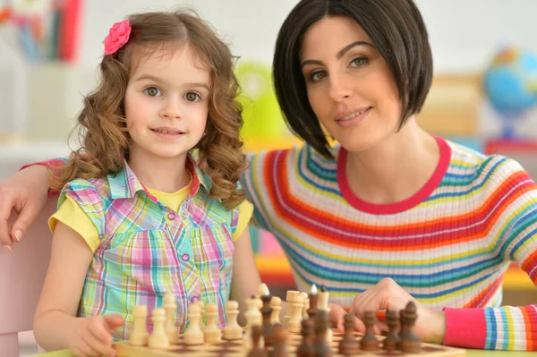 Красивая Молодая Мать Своей Милой Маленькой Дочерью Играющей Шахматы — стоковое фото