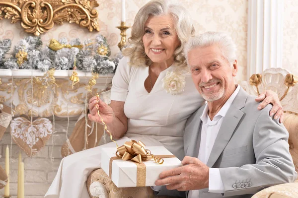 Gammalt par med julklapp — Stockfoto