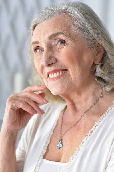 Porträtt Happy Senior Kvinna Poserar Hemma — Stockfoto