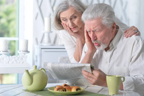 Feliz Pareja Ancianos Leyendo Periódico Durante Desayuno — Foto de Stock