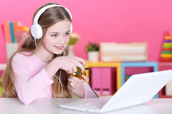 Retrato Menina Bonito Jogar Jogo Computador Com Laptop Mesa — Fotografia de Stock