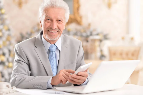 Homem sênior usando laptop — Fotografia de Stock