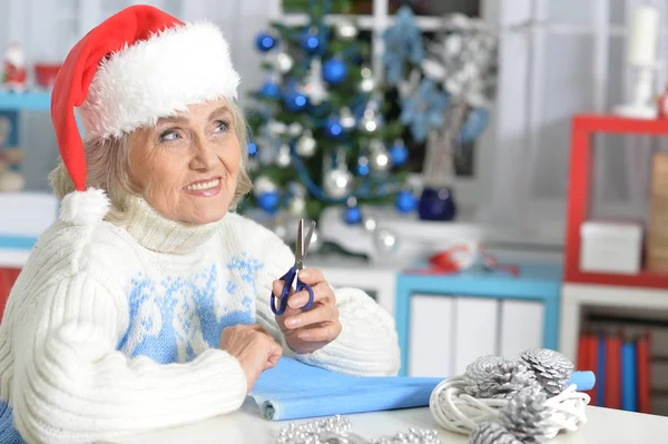 Senior kvinna som förbereder sig för jul — Stockfoto