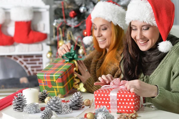 Zwei Frauen feiern Weihnachten — Stockfoto