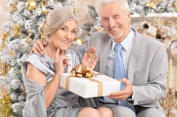 クリスマス プレゼントと老夫婦 — ストック写真