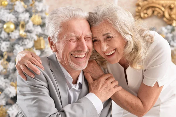 Retrato Abrazar Pareja Mayor Con Decoraciones Borrosas Navidad Fondo — Foto de Stock