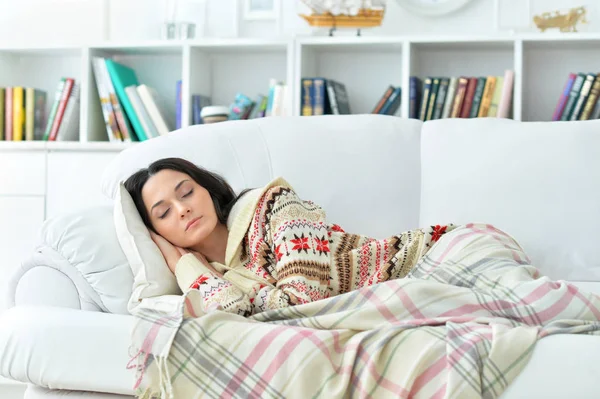 Mujer durmiendo en sofá — Foto de Stock