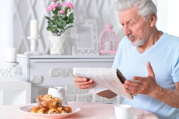 Senior Liest Zeitung Und Trinkt Frühstück — Stockfoto