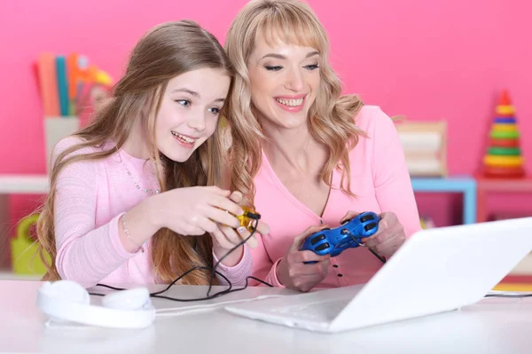 Mutlu Anne Kızı Dizüstü Bilgisayarda Oyun Oynama Portresi — Stok fotoğraf