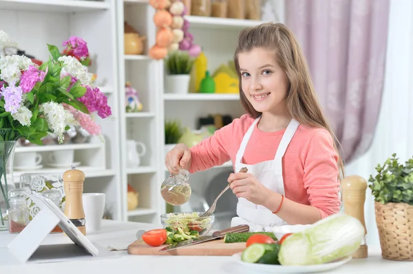 Ung Flicka Häller Olivolja Sallad Köket Hemma — Stockfoto