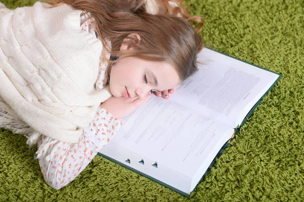 Estudante Cansada Bonito Dormindo Depois Estudar Casa — Fotografia de Stock