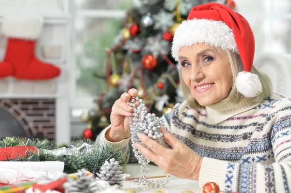 Seniorin bereitet sich auf Weihnachten vor — Stockfoto