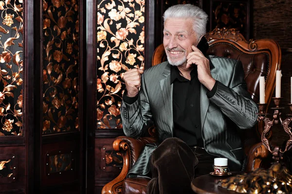 Sonriente Hombre Mayor Hablando Por Teléfono Mientras Está Sentado Silla — Foto de Stock