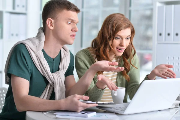 Les Jeunes Qui Travaillent Bureau Avec Des Appareils Modernes — Photo