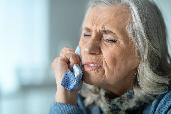 Nahaufnahme Porträt Einer Kranken Seniorin Mit Taschentuch — Stockfoto