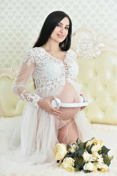 Piękna Młoda Kobieta Ciąży Słuchawkami Brzuch — Zdjęcie stockowe