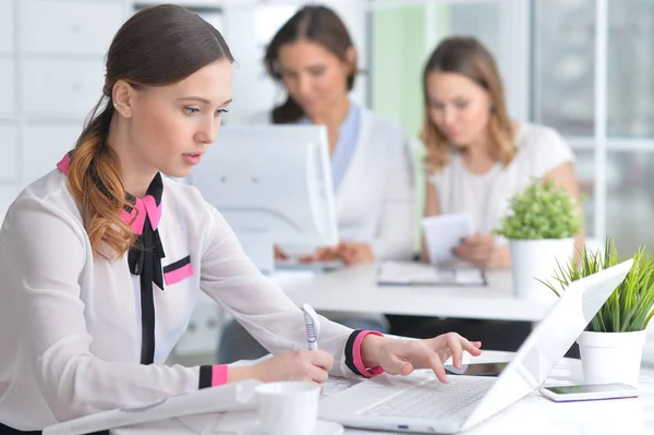 Mujeres Jóvenes Que Trabajan Una Oficina Moderna —  Fotos de Stock