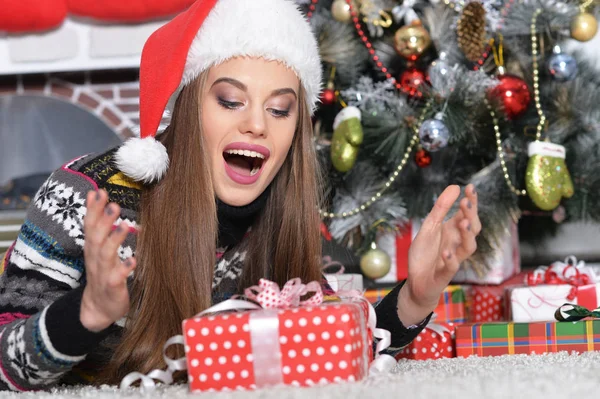 Retrato Mujer Sonriente Con Regalo Navidad —  Fotos de Stock