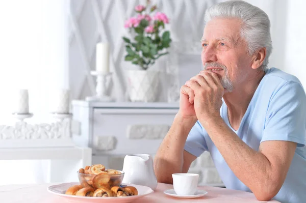 Porträt Eines Älteren Mannes Beim Frühstück Hause — Stockfoto